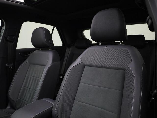 Volkswagen T-Roc 1.5TSI/150PK R Line Black Style DSG · Navigatie · Trekhaak · Apple/Android · Garantie t/m 15-01-2027