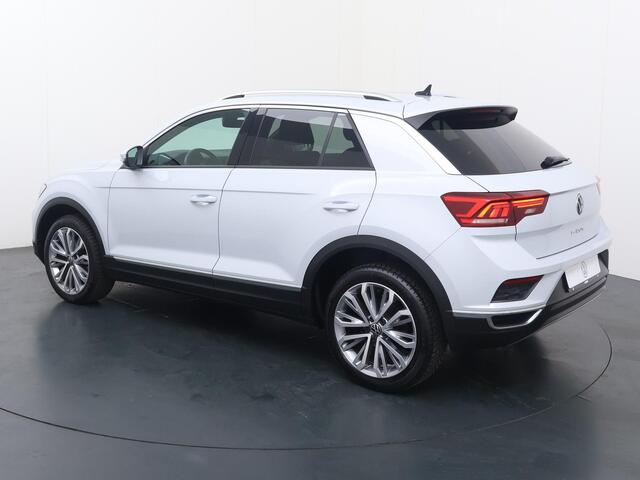 Volkswagen T-Roc 1.5 TSI Sport | 150 PK | Automaat | Navigatiesysteem | Achteruitrijcamera | 18" LM velgen |