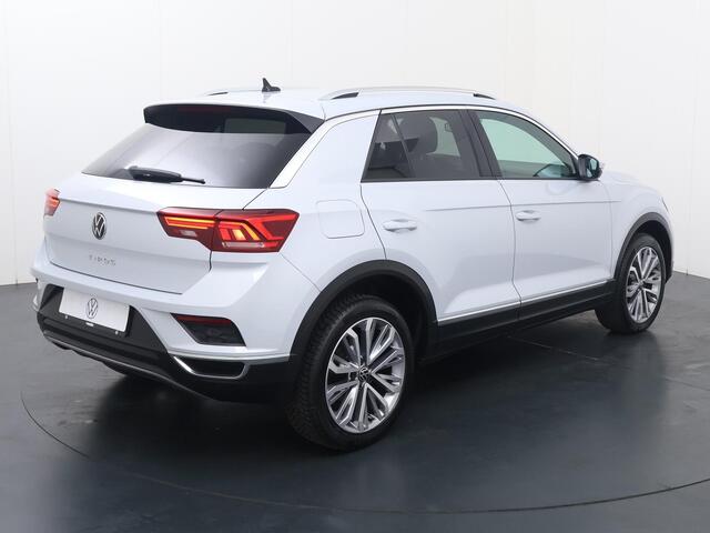 Volkswagen T-Roc 1.5 TSI Sport | 150 PK | Automaat | Navigatiesysteem | Achteruitrijcamera | 18" LM velgen |