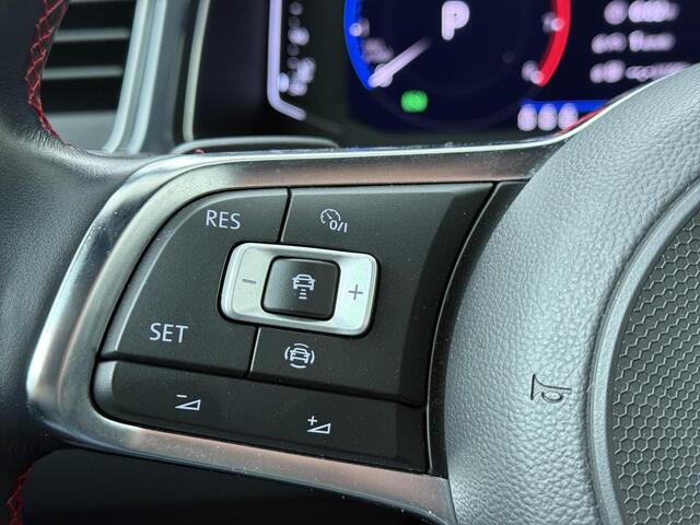 Volkswagen T-Roc 1.5 TSI Sport | 150 PK | Automaat | Navigatiesysteem | Achteruitrijcamera | 18" LM velgen |