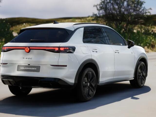 Volkswagen T-Roc R-Line First Edition 1.5 eTSI 150 PK 7 versn. DSG · Electrische achterklep · Achteruitrijcamera · Draadloze telefoonlader ·