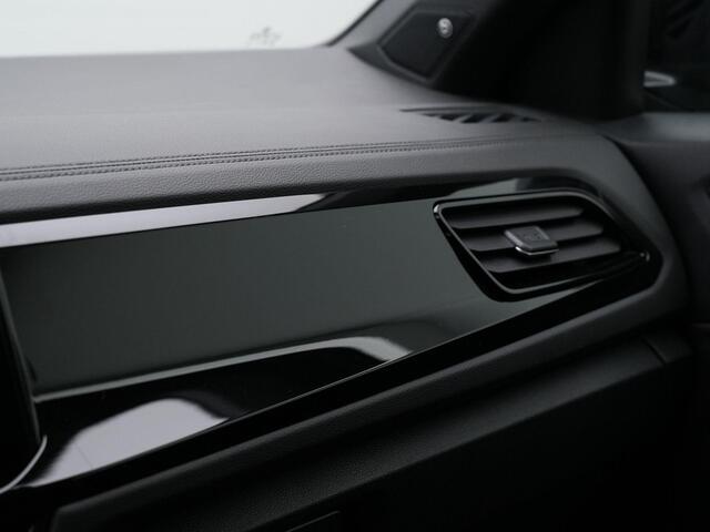 Volkswagen T-Roc 1.5 TSI 150 pk DSG Style | Beats | IQ Light | Achteruitrijcamera | Stoelverwarming | Massage | Alcantara