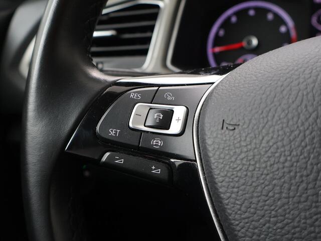 Volkswagen T-Roc 1.0 TSI Style | 110 PK | Navigatiesysteem | Achteruitrijcamera | Adaptive cruise control |