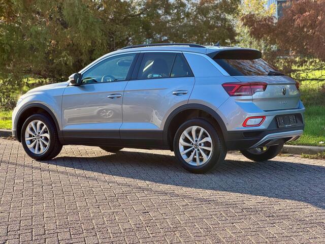 Volkswagen T-Roc 1.5 TSI 150pk DSG Life Edition | Dodehoeksensoren | Climatronic | Achteruitrijcamera