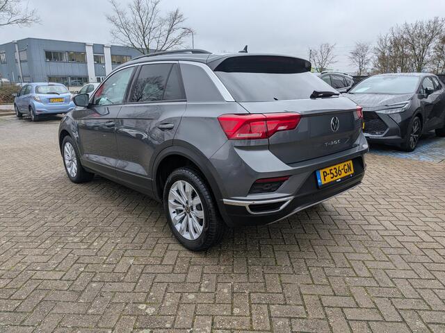 Volkswagen T-Roc 1.5 TSI 150 PK Style | NL-Auto | Automaat | Navigatie | Adaptieve Cruise Control | Parkeersensoren | 1e Eigenaar