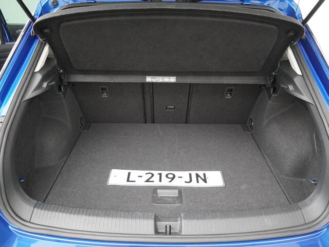 Volkswagen T-Roc 1.5 TSI Style | Automaat I Dealeronderhouden I Trekhaak I Navi I Adapt Cruise | 4 seiz banden