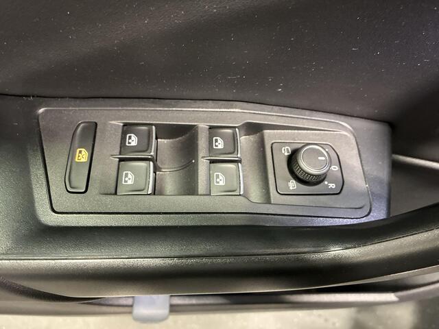 Volkswagen T-Roc 1.5 TSI 150pk DSG R-line Sport · Camera · Panoramadak · Apple/Android Car Play · Alarm · Trekhaak · 18'' Inch ·