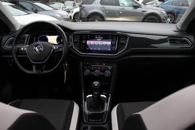 Volkswagen T-Roc 1.5 TSI Sport / Trekhaak / Virtual Cockpit / Navigatie / 17'' / Parkeerhulp V+A / CarPlay / DAB / Getint glas / ACC