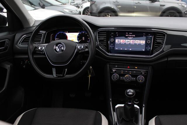 Volkswagen T-Roc 1.5 TSI Sport / Trekhaak / Virtual Cockpit / Navigatie / 17'' / Parkeerhulp V+A / CarPlay / DAB / Getint glas / ACC