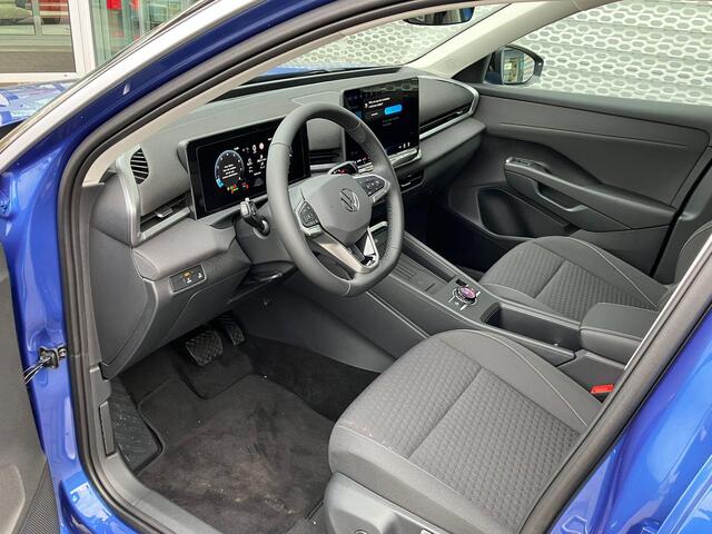 Volkswagen T-Roc Life First Edition 1.5 eTSI 85 kW / 116 PK DSG | Trekhaak wegklapbaar | Multimedia pakket | Ambient pakket | Tech pakket |