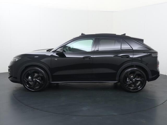 Volkswagen T-Roc R-Line First Edition 1.5 eTSI 110 kW / 150 PK DSG | Black Style | Panoramadak | Harman Kardon | LED Matrix | Multimedia pakket | Trekhaak wegklapbaar | Elektr. achterklep |