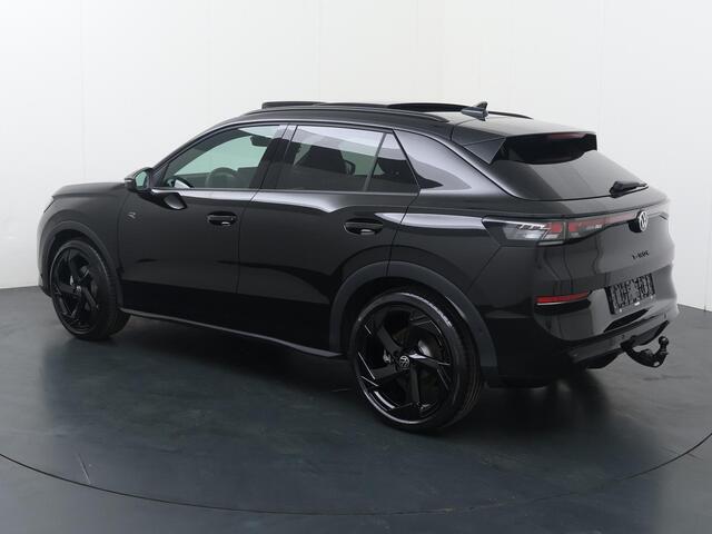 Volkswagen T-Roc R-Line First Edition 1.5 eTSI 110 kW / 150 PK DSG | Black Style | Panoramadak | Harman Kardon | LED Matrix | Multimedia pakket | Trekhaak wegklapbaar | Elektr. achterklep |