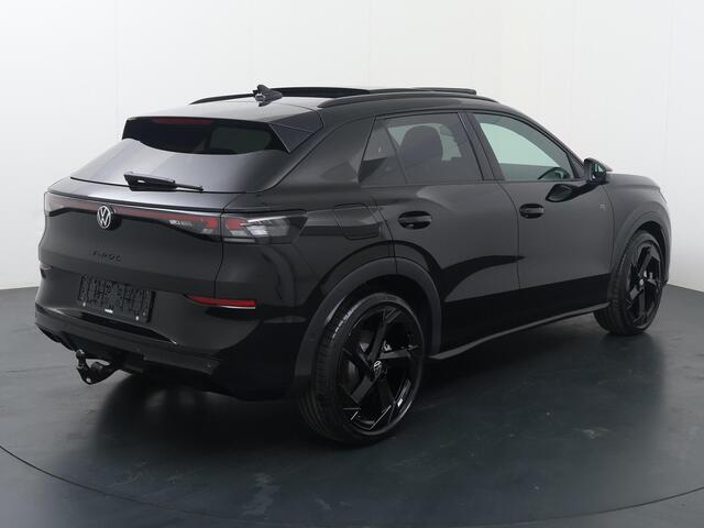 Volkswagen T-Roc R-Line First Edition 1.5 eTSI 110 kW / 150 PK DSG | Black Style | Panoramadak | Harman Kardon | LED Matrix | Multimedia pakket | Trekhaak wegklapbaar | Elektr. achterklep |