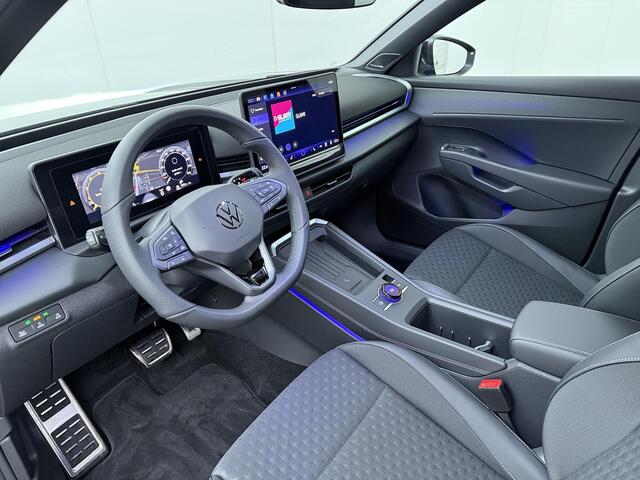 Volkswagen T-Roc R-Line First Edition 1.5 eTSI 110 kW / 150 PK DSG | Black Style | Panoramadak | Harman Kardon | LED Matrix | Multimedia pakket | Trekhaak wegklapbaar | Elektr. achterklep |