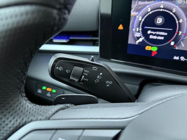 Volkswagen T-Roc R-Line First Edition 1.5 eTSI 110 kW / 150 PK DSG | Black Style | Panoramadak | Harman Kardon | LED Matrix | Multimedia pakket | Trekhaak wegklapbaar | Elektr. achterklep |