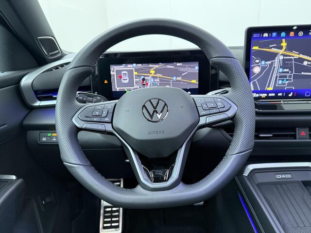 Volkswagen T-Roc R-Line First Edition 1.5 eTSI 110 kW / 150 PK DSG | Black Style | Panoramadak | Harman Kardon | LED Matrix | Multimedia pakket | Trekhaak wegklapbaar | Elektr. achterklep |