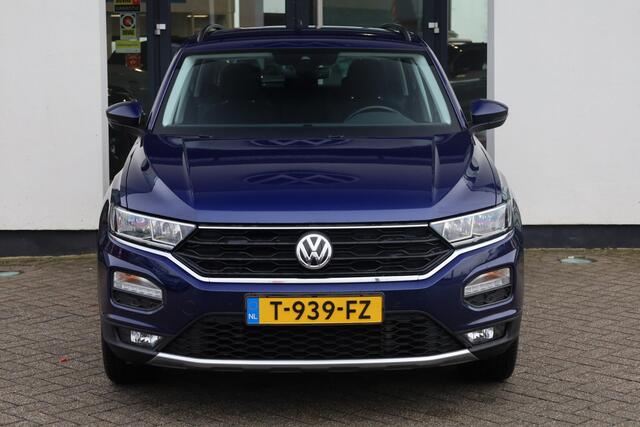 Volkswagen T-Roc 1.5 TSI United 110KW/150PK DSG, trekhaak, keyless entry, digital cockpit pro, bi colour LMV, carplay (navigatie)