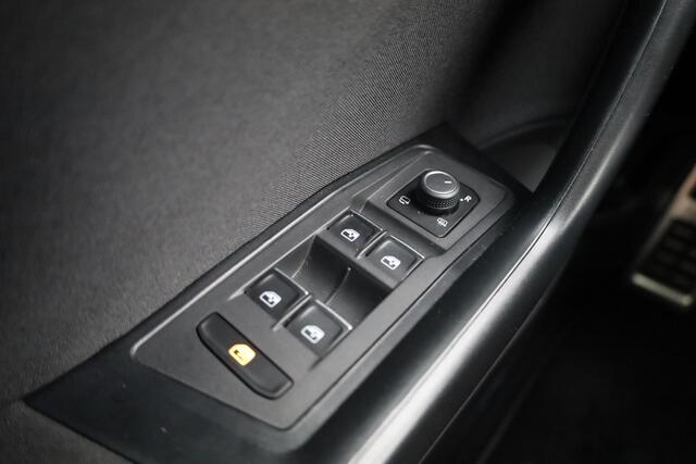 Volkswagen T-Roc 1.5 TSI United 110KW/150PK DSG, trekhaak, keyless entry, digital cockpit pro, bi colour LMV, carplay (navigatie)