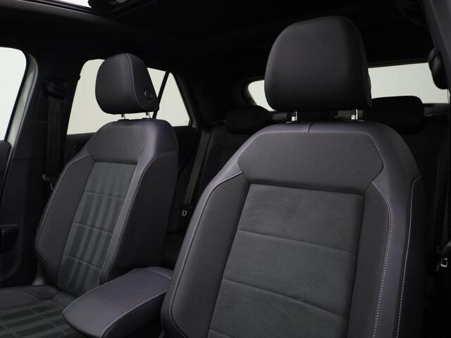 Volkswagen T-Roc 1.5TSI/150PK R-Line Black Style DSG · Panoramadak · Trekhaak · Apple/Android · Garantie t/m 23-01-2027