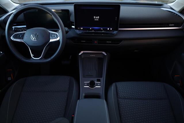 Volkswagen T-Roc 1.5 eTsi Life First Edition 116PK / 85kW DSG, Demonstratie voertuig (beschikbaar per 1 september 2026), wegklapbare trekhaak, Apple Carplay & Android Auto, 17" 'Lima' LMV, keyless start & entry, reservewiel, ambiente pakket (sfeerverlichting), comfort pak