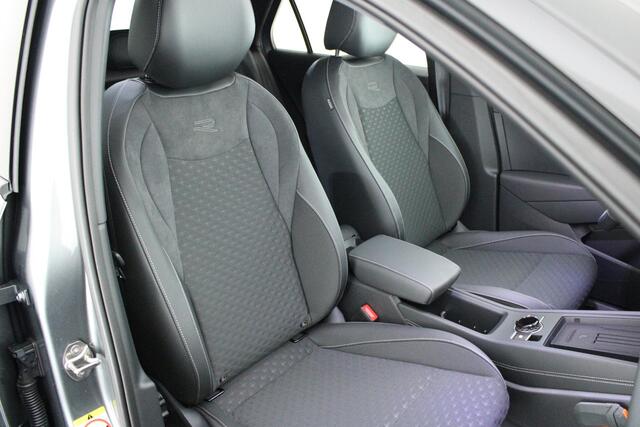 Volkswagen T-Roc 1.5 eTsi 150pk DSG R-Line First Edition Trekhaak 360Camera harman/kardon Stoelverwarming Virtual Cockpit Panoramadak