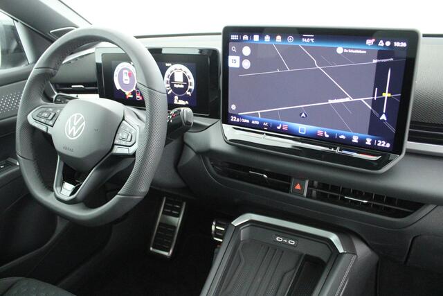 Volkswagen T-Roc 1.5 eTsi 150pk DSG R-Line First Edition Trekhaak 360Camera harman/kardon Stoelverwarming Virtual Cockpit Panoramadak