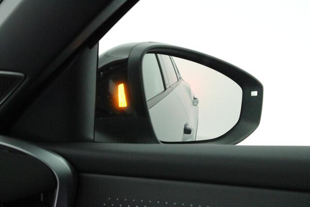 Volkswagen T-Roc 1.5 eTsi 150pk DSG R-Line First Edition Trekhaak 360Camera harman/kardon Stoelverwarming Virtual Cockpit Panoramadak