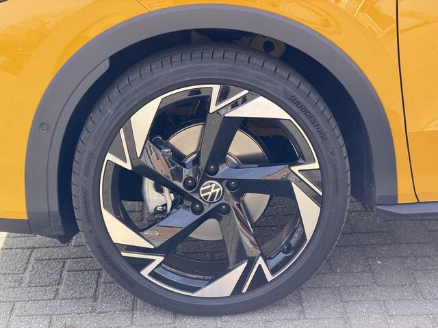 Volkswagen T-Roc 1.5 eTsi R-Line First Edition | HUD | 360° camera | 20 "