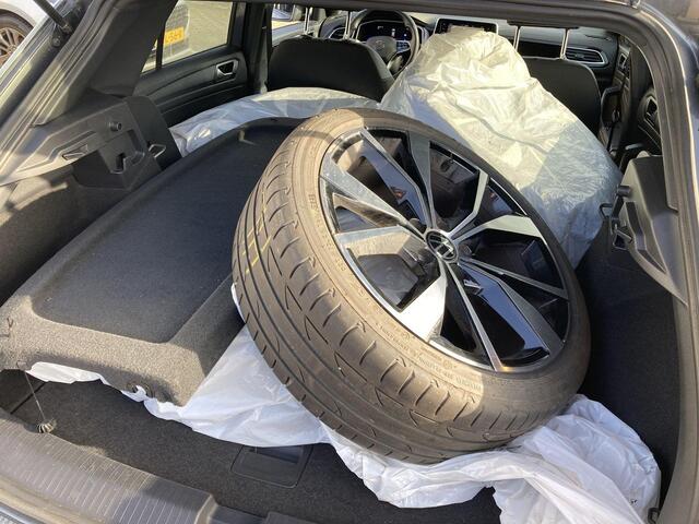 Volkswagen T-Roc 1.5TSI/150PK R-Line DSG · Navigatie · Apple/Android Car Play · Camera + Parkeersensoren