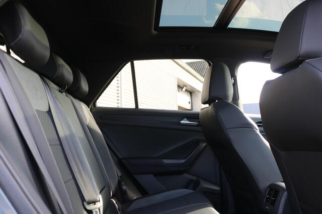 Volkswagen T-Roc 2.0 TSI 4Motion R 300PK (Panoramadak VirtualCockpit ACC BeatsSound Camera Keyless Full-Led 19InchLMV PrivacyGlass)