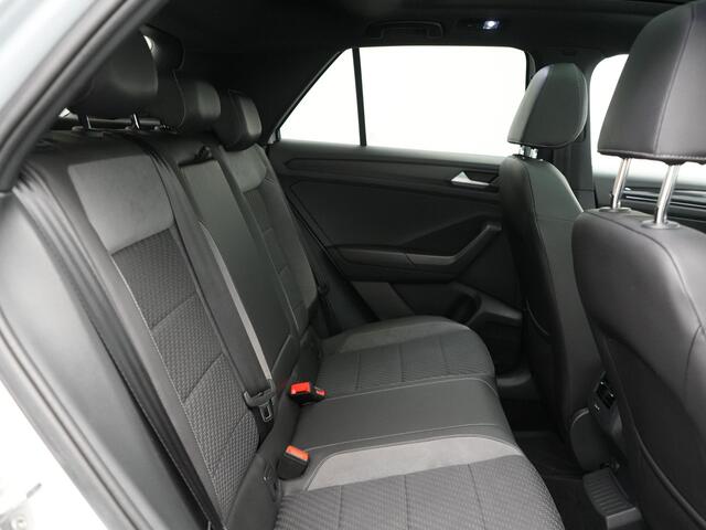 Volkswagen T-Roc 1.5 TSI R-Line 150pk Dealer O.H. | Trekhaak Afn. | Panodak | Adaptive Cruise | Camera | Sportstoelen Verwarmd | Keyless | Apple Carplay | Blis | LED Koplampen | Navigatie | DAB |