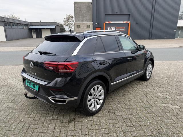 Volkswagen T-Roc 1.5 TSI Sport | DSG | Camera | Trekhaak | Stuur & Stoelverwarming | Led |