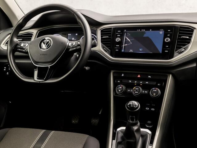 Volkswagen T-Roc 1.0 TSI Sport (APPLE CARPLAY, GROOT NAVI, CLIMATE, PARKEERSENSOREN, SPORTSTOELEN, ADAPTIVE CRUISE, GETINT GLAS, NIEUWSTAAT)