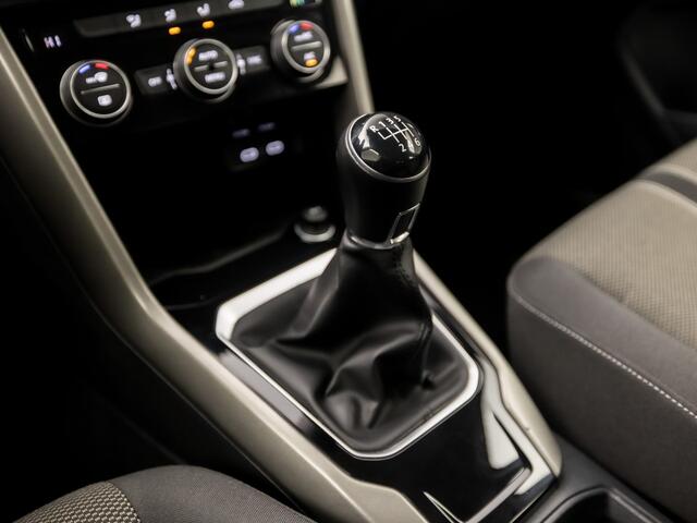 Volkswagen T-Roc 1.0 TSI Sport (APPLE CARPLAY, GROOT NAVI, CLIMATE, PARKEERSENSOREN, SPORTSTOELEN, ADAPTIVE CRUISE, GETINT GLAS, NIEUWSTAAT)