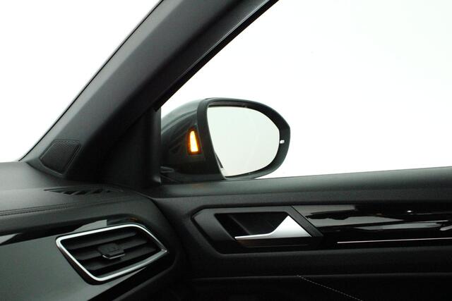 Volkswagen T-Roc 1.5 TSI 150pk DSG 2x R-Line Trekhaak Camera Stoelverwarming Virtual Cockpit Navigatie
