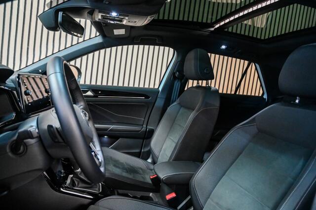 Volkswagen T-Roc 1.5 TSI R-Line | PANO | ACC | STOELVERWARMING | TREKHAAK