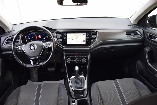 Volkswagen T-Roc 1.5 TSI Sport Business R DSG Automaat | BOVAG Garantie | Trekhaak | Virtual Cockpit | Navigatie | Achteruitrijcamera | 18'' Velgen Met All Season Banden | Adaptive Cruise | Stoelverwarming |