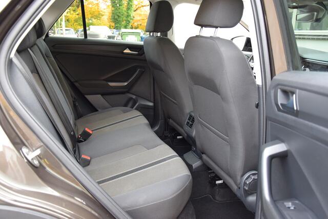 Volkswagen T-Roc 1.5 TSI Sport Business R DSG Automaat | BOVAG Garantie | Trekhaak | Virtual Cockpit | Navigatie | Achteruitrijcamera | 18'' Velgen Met All Season Banden | Adaptive Cruise | Stoelverwarming |