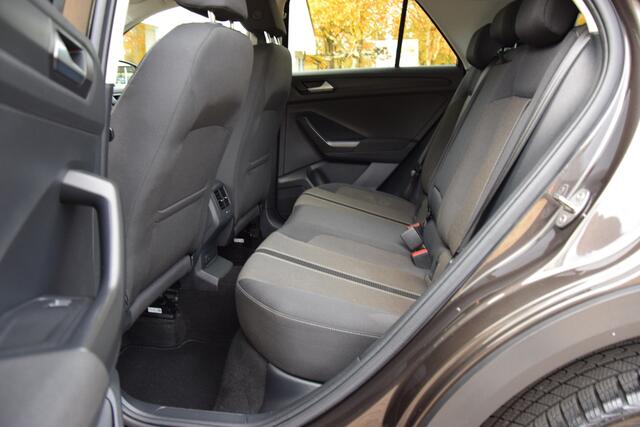 Volkswagen T-Roc 1.5 TSI Sport Business R DSG Automaat | BOVAG Garantie | Trekhaak | Virtual Cockpit | Navigatie | Achteruitrijcamera | 18'' Velgen Met All Season Banden | Adaptive Cruise | Stoelverwarming |