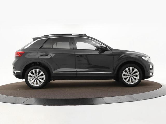 Volkswagen T-Roc 1.5 TSI 150pk DSG Sport · Panoramadak · Afneembare Trekhaak · Stoelverwarming · Navigatie · 17"Velgen · Elek. Inklapbare Spiegels ·