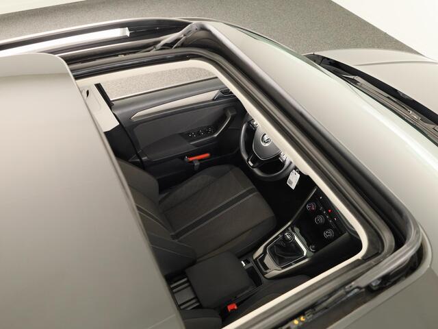 Volkswagen T-Roc 1.0 TSI Style | Panoramadak | Parkeersensoren | navigatie | Apple carplay en android auto |