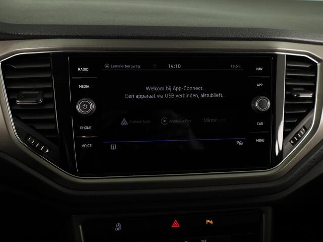 Volkswagen T-Roc 1.0 TSI Style | Panoramadak | Parkeersensoren | navigatie | Apple carplay en android auto |