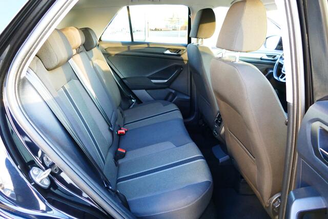 Volkswagen T-Roc 1.5 150pk TSI Sport Bj21. Adap Cruise, Carplay/Android Navi, Clima, PDC V+A, 17"LMV Haak 1500kg