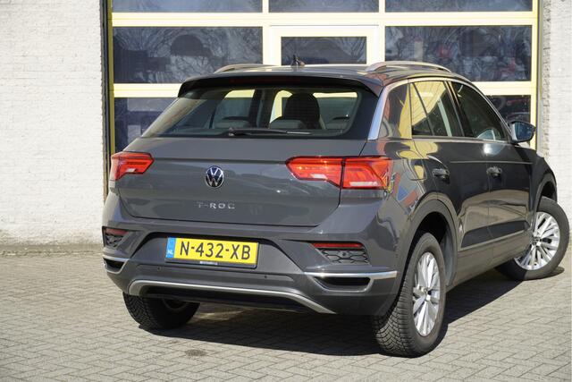 Volkswagen T-Roc 1.5 TSI 150PK! Automaat Style Business BJ2022 Lmv 16" | Led V+A | Pdc | Elek. achterklep | App-Connect | Navi | Climate control | Cruise control | Verwarmde voorstoelen | Getint glas