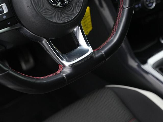 Volkswagen T-Roc 1.0 TSI 115 pk Sport | Achteruitrijcamera | Navigatie | Adaptive Cruise | Elektrische achterklep | Carplay