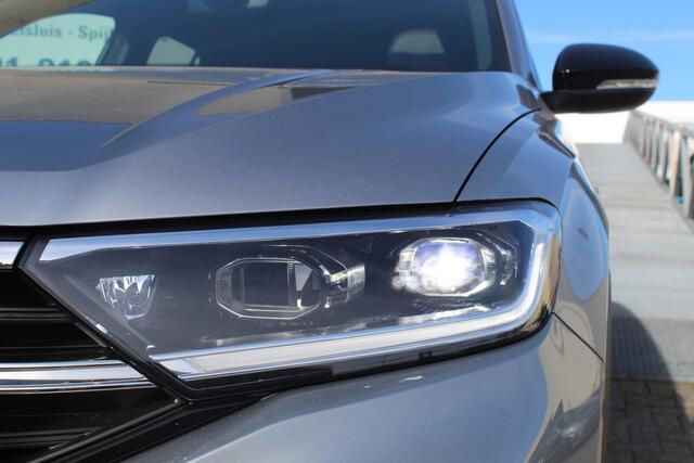 Volkswagen T-Roc 1.5 TSI R-Line Panoramadak/ IQ.Light/Stoelverwarming/Achteruitrijcamera/Apple carplay/Adaptieve cruise control/Lane assist/Elektrische achterklep/Keyless entry/Verkeersbord herkenning/Draadloze telefoonlader