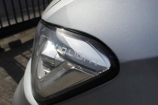 Volkswagen T-Roc 1.5 TSI R-Line Panoramadak/ IQ.Light/Stoelverwarming/Achteruitrijcamera/Apple carplay/Adaptieve cruise control/Lane assist/Elektrische achterklep/Keyless entry/Verkeersbord herkenning/Draadloze telefoonlader