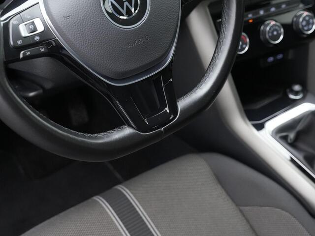 Volkswagen T-Roc 1.0 TSI 110 pk Style | Trekhaak | Navigatie | Adaptive Cruise | Parkeersensoren voor/achter