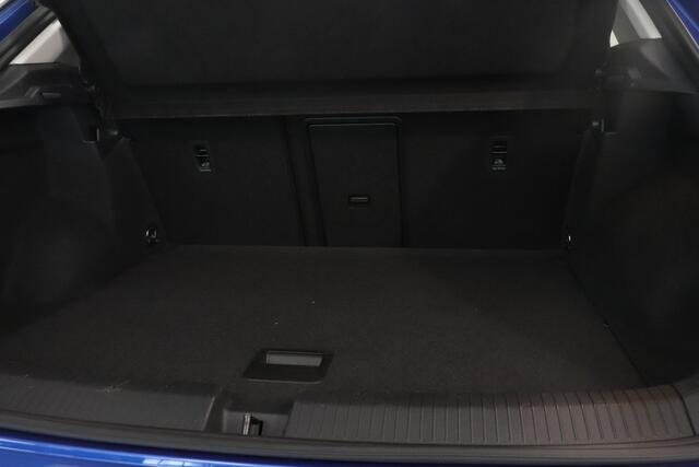 Volkswagen T-Roc 1.5 TSI Style Business | Camera | Climate control | Trekhaak | Navigatie | Virtual cockpit |