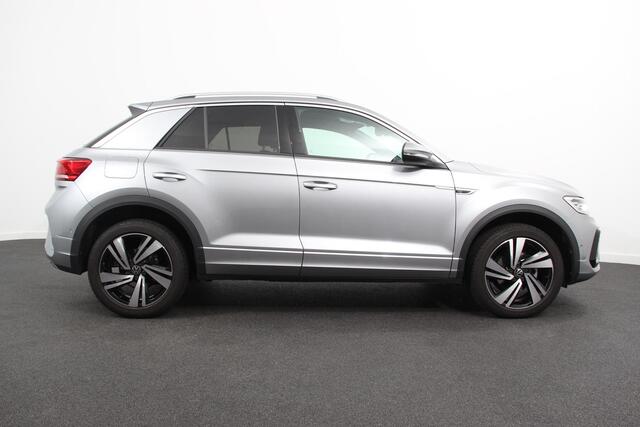 Volkswagen T-Roc 1.5 TSI 150pk DSG R-Line | Navigatie | Apple Carplay/Android Auto | Parkeersensoren | Camera | Blind Spot Assist | Adaptive Cruise Control | Elektrische achterklep | Stoel- en stuurverwarming | Climate Control | Ledverlichting | Virtual Cockpit